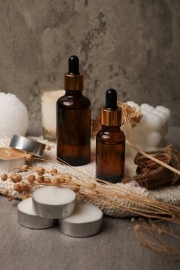 Ahşap masada kozmetik ürünlerle kompozisyon