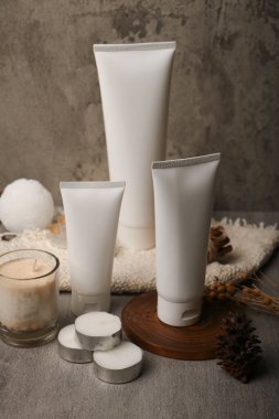 Masada kozmetik ürünleri olan kompozisyon. Metin için boşluk