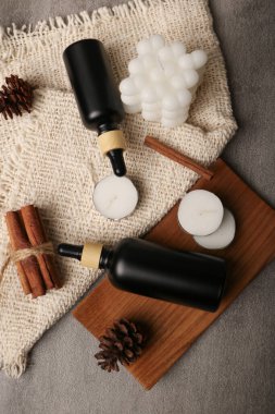 Tarçın çubuklu kompozisyon, masada bir fincan kahve.