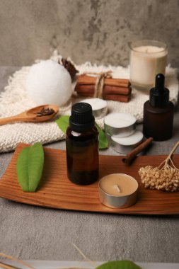 Tahta masanın üzerinde doğal malzemelerle bezenmiş spa kompozisyonu. Metin için boşluk