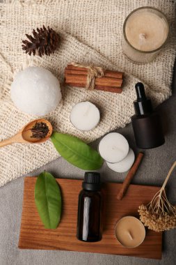 Masanın üzerinde doğal spa ürünleri olan kompozisyon