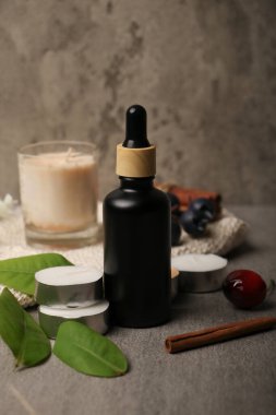 Ahşap arka planda doğal kozmetik ürünleri içeren kompozisyon