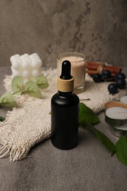 Siyah masanın üzerinde gerekli yağ şişesiyle kompozisyon