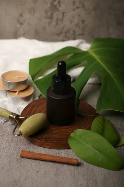 Masada tropikal yaprak olan spa seti