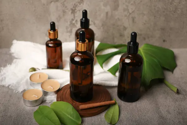 temel yağlı şişelerle bileşim, okaliptüs dalları ahşap masa üzerinde