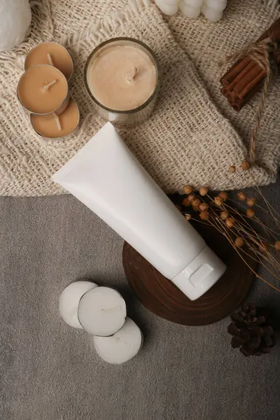 Ahşap zemin üzerinde doğal ürünlerle kompozisyon