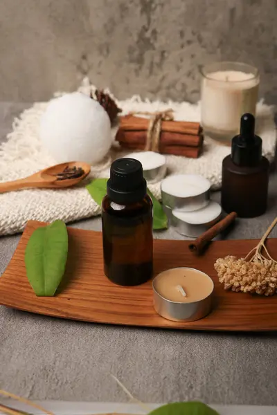 Tahta masanın üzerinde doğal malzemelerle bezenmiş spa kompozisyonu. Metin için boşluk