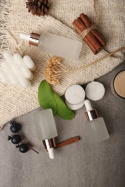 Beyaz desenli arka planda kozmetik ürünleri içeren kompozisyon