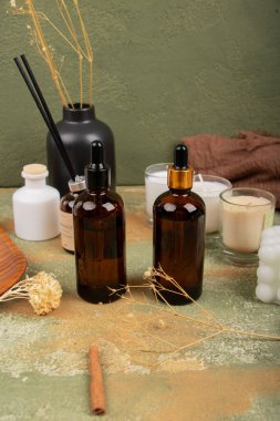 Spa konsepti. Doğal kozmetik ürünleri, yağ, doğal yağlar ve havlular.