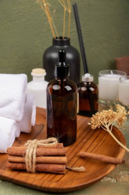 Havlular ve ahşap arka planda mumlar olan spa seti