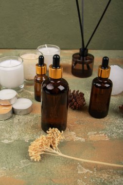 Ahşap zemin üzerinde kozmetik ürünleri olan kompozisyon, metin için alan. spa