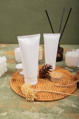 Beyaz arka plan üzerinde doğal kozmetik kümesi