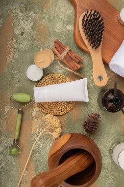 düz konum ve doğal çevre dostu ürünler ahşap arka planda