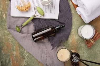 Doğal kozmetik ürünleri ve yüz derisi için malzemeler, ahşap bir arka planda. spa tedavileri
