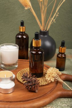 Masada güzel çiçekler olan bir şişe gerekli yağ.