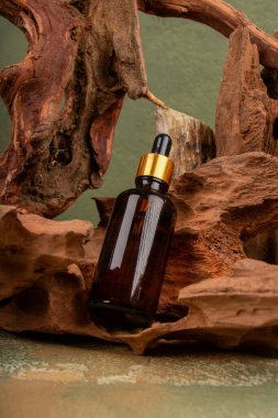 Gerekli yağ şişesi, ahşap masanın üzerinde gerekli yağ şişesi. Metin için boşluk