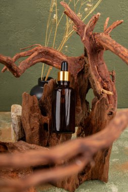 Ahşap arka planda bir şişe parfüm..