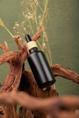 Kozmetik şişesi ve kahverengi arka planda yapraklar. Doğal organik kozmetik.