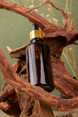 Tahta bir masanın üzerindeki bulanık arkaplanlı bir parfümün dikey görüntüsü.