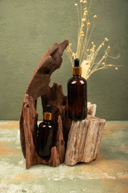 Ahşap arka planda doğal yağlı spa kompozisyonu