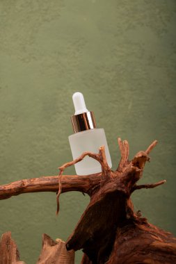 Masada bir şişe parfüm, mesaj için yer var. Spa ve sağlık, doğal kozmetik.