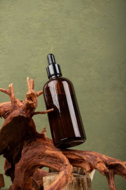 Taze yeşil yapraklı doğal parfüm şişesi. Doğal ürün.