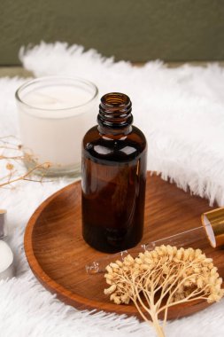 Ahşap tahtada şişedeki temel yağ. spa tedavisi