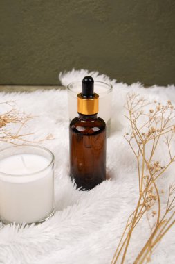 Gri mermer arka planda taze papatya çayı serumu, yakın plan.