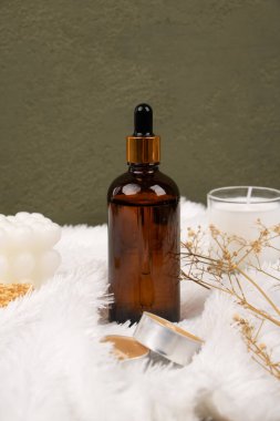 Kozmetik şişeleri ve gerekli yağ