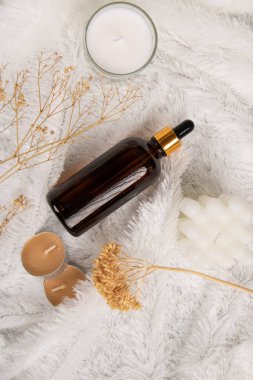 Beyaz arka planda gerekli yağı ve çiçekleri olan spa kompozisyonu. Spa konsepti. düz yatış, üst görünüm