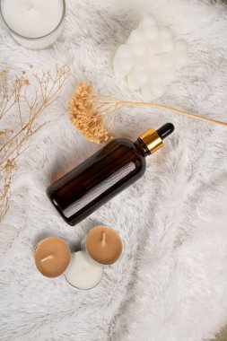 Şişe esans ve taze lavanta çiçekleri