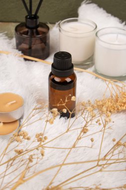 Doğal yağ, mum ve çiçeklerle spa kompozisyonu.