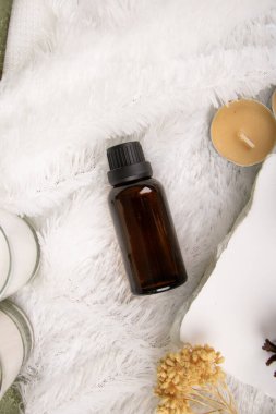 Beyaz arka planda gerekli yağlar ve çiçekler. Doğal Kozmetik.