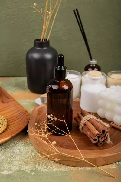 Ahşap arkaplanda spa nesneleri olan kompozisyon