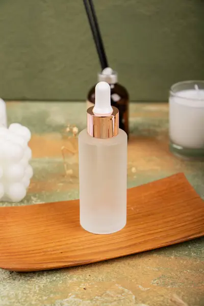 Ahşap zemin üzerinde gerekli yağ ve sabun şişesi, metin için boşluk