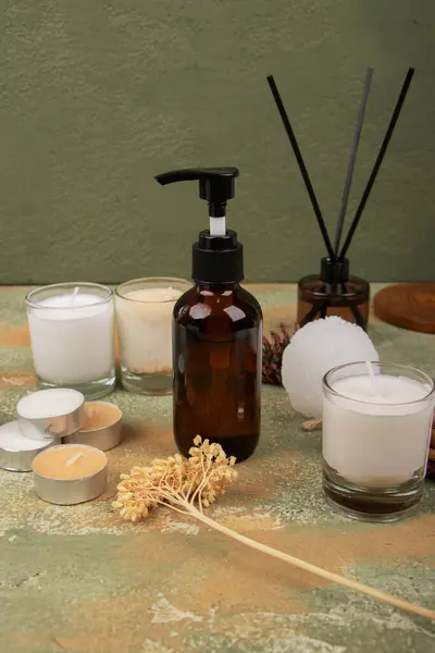 Renk arkaplan üzerinde doğal spa ürünleri içeren kompozisyon