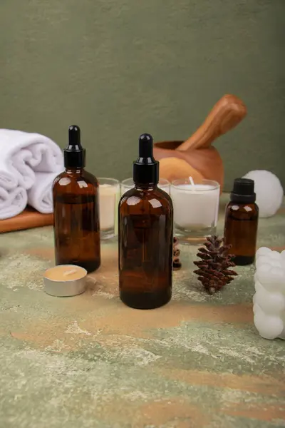 Ahşap bir arka planda cilt bakımı için kozmetik ürünler, kopyalama alanı