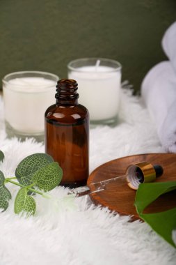 Doğal yağlı spa kompozisyonu ve ahşap bir arka planda çiçekler