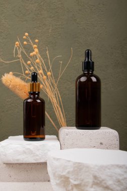 Masada gerekli yağ ve çiçek şişeleri var.