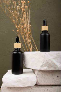 Siyah beyaz çiçekli kozmetik şişeler. Doğal cilt bakımı. güzellik ve kaplıca konsepti