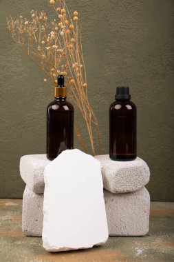 Çiçekli beyaz sabun şişesi ve doğal ürünler etiketli havlular.