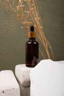 Beyaz ahşap arka planda bir şişe kozmetik serumu.