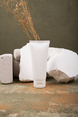 Gri arka planda doğal spa ürünleri ve doğal kozmetik ürünleri