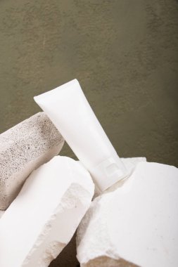 Doğal kozmetik ürünleri ve gri arka planda doğal sabun. Metin için boşluk