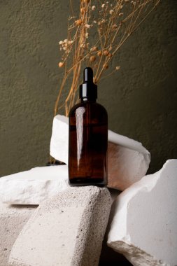 Mermer zemin üzerinde doğal serum bulunan kozmetik şişesi. cilt bakımı, güzellik ve vücut bakımı kavramı.