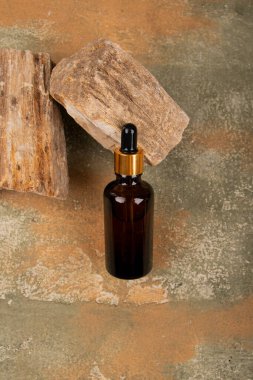 Kırsal ahşap arka planda boş etiketli doğal yağ şişesi. Kopyalama alanı olan üst görünüm