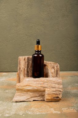 Tahta bir masada bir şişe doğal serum. Doğal kozmetik ürünleri. Doğal Kozmetik.