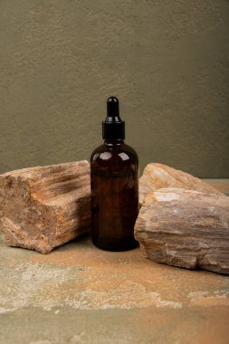 Ahşap masada taze biberiyeli bir şişe gerekli yağ. Metin için boşluk