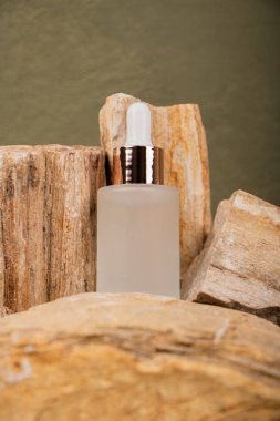 Beyaz şişedeki parfüm.