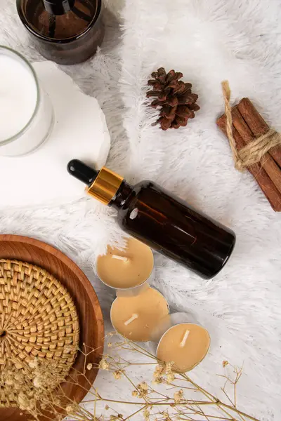 Ahşap zemin üzerinde doğal ürünler bulunan spa kompozisyonu, üst görünüm